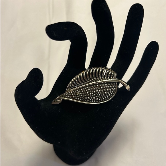 MX209 Rhodium
Leaf Silvertone Pin, 1970, Vintage - Picture 4 of 7